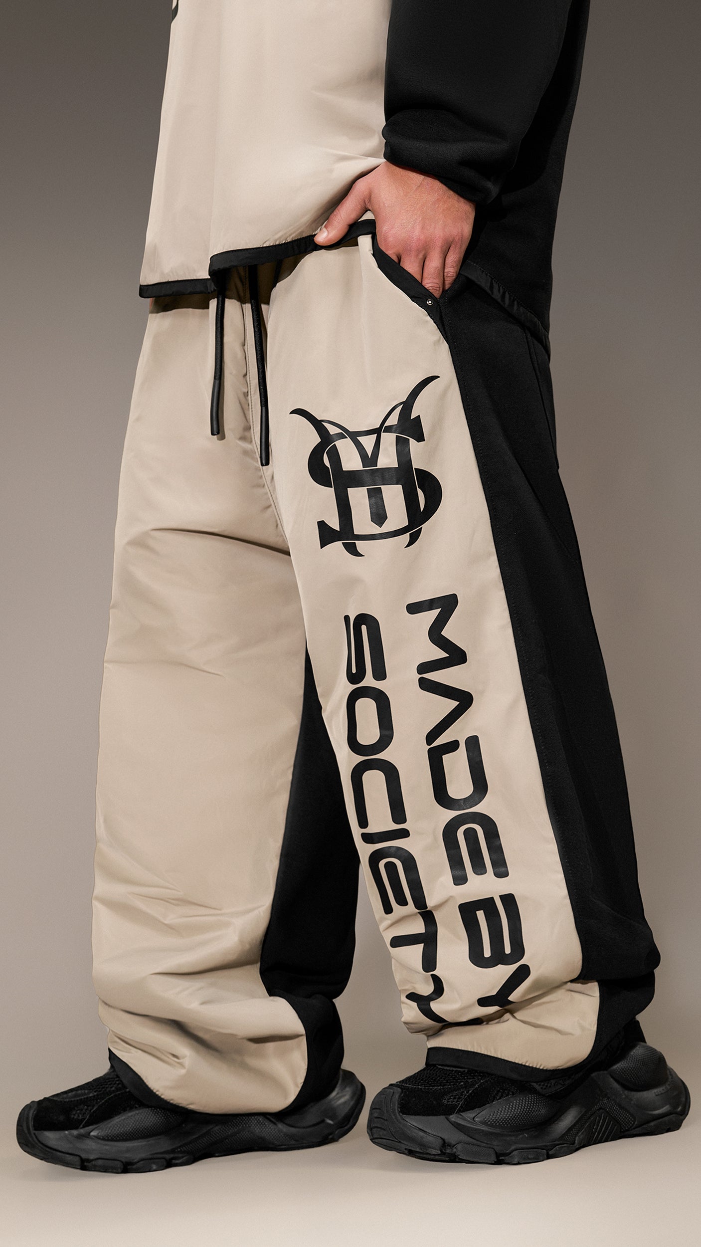 Joggersy „Made by Society” – P16023