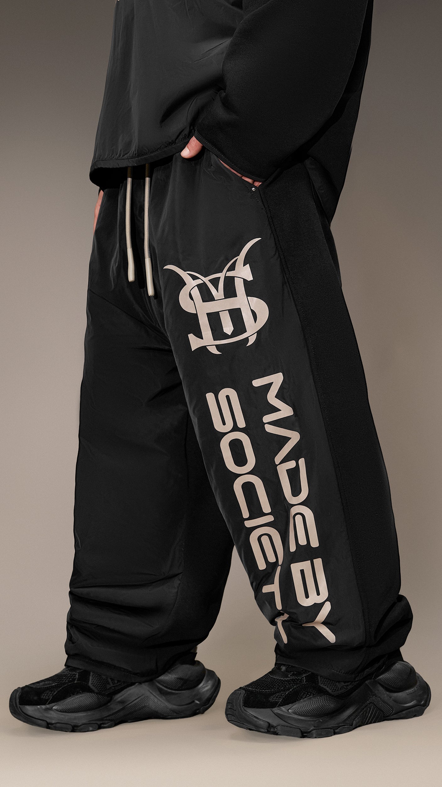 Spodnie Joggers „Made by Society” – P16027