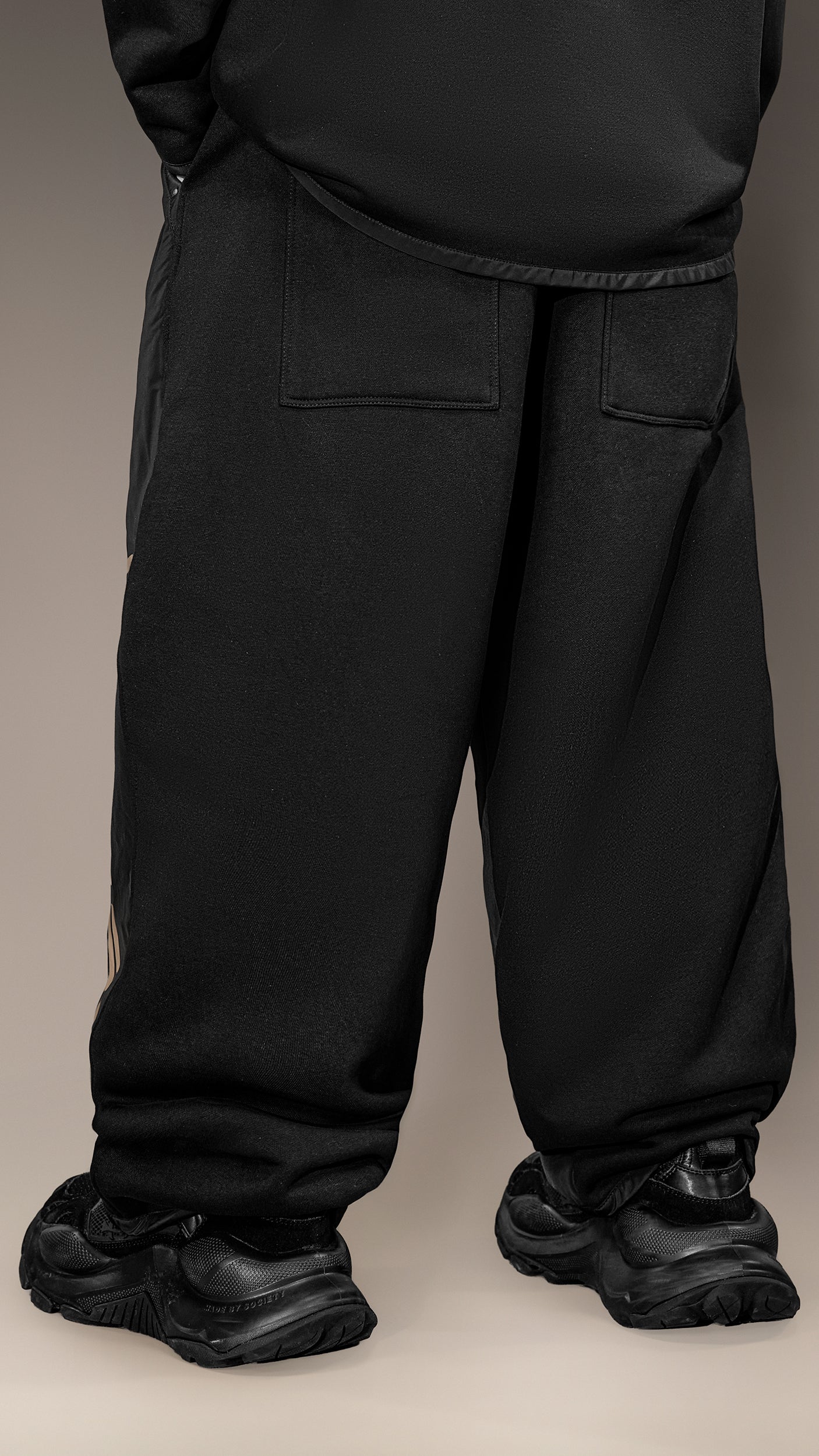 Spodnie Joggers „Made by Society” – P16027
