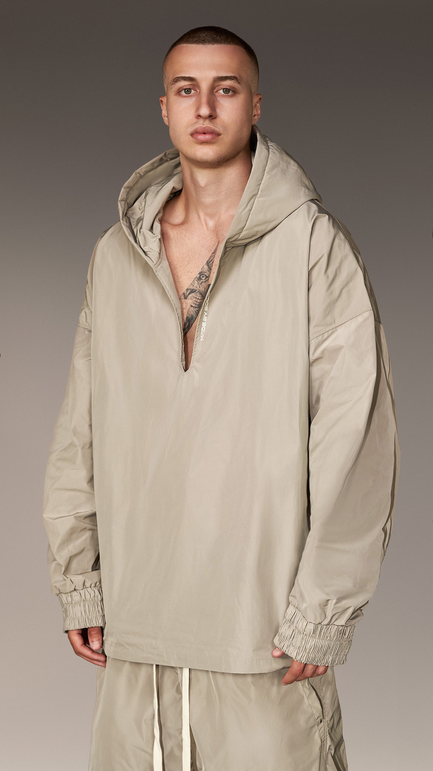 Hoodie with neckline - H16475