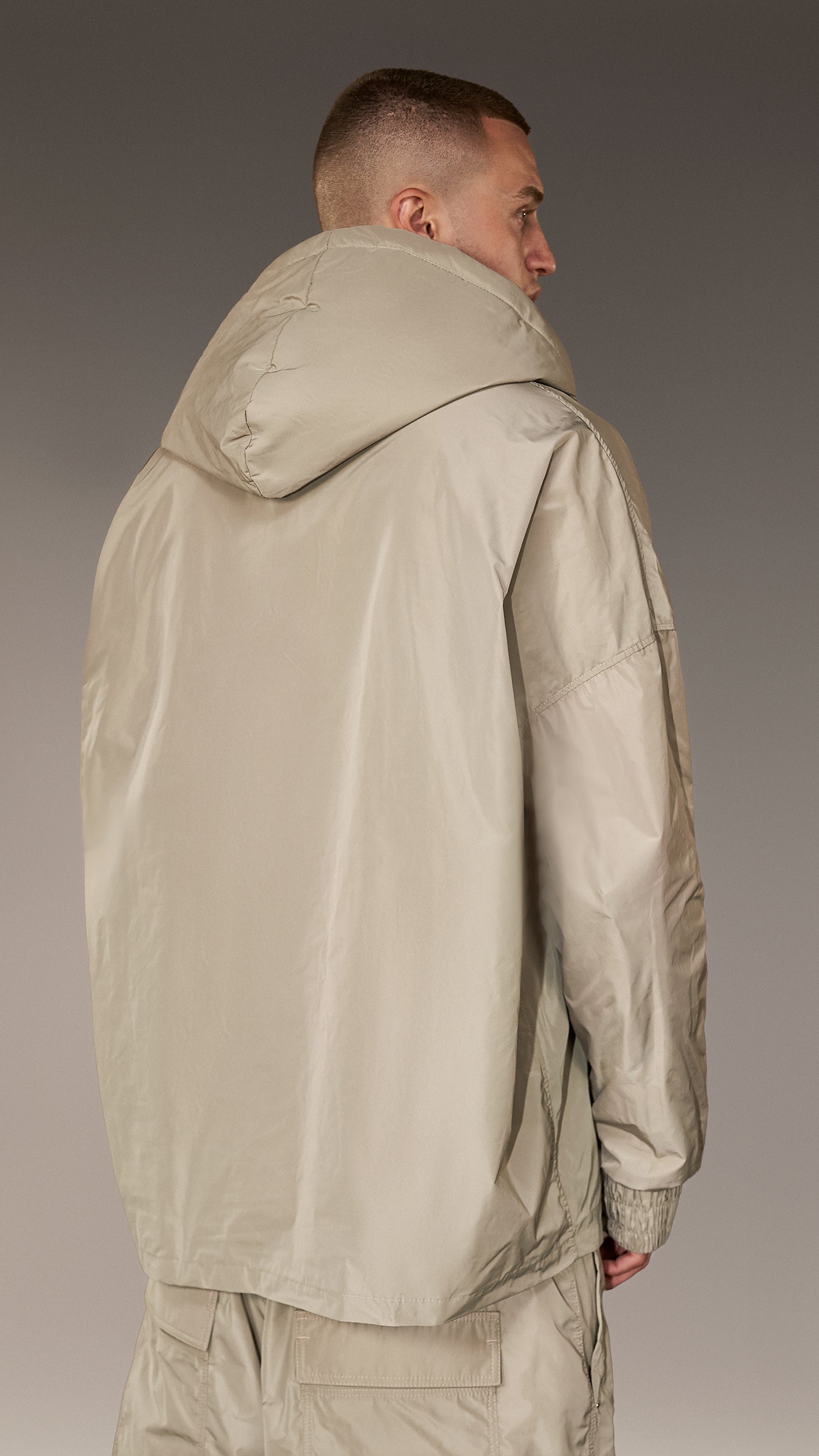 Hoodie with neckline - H16475