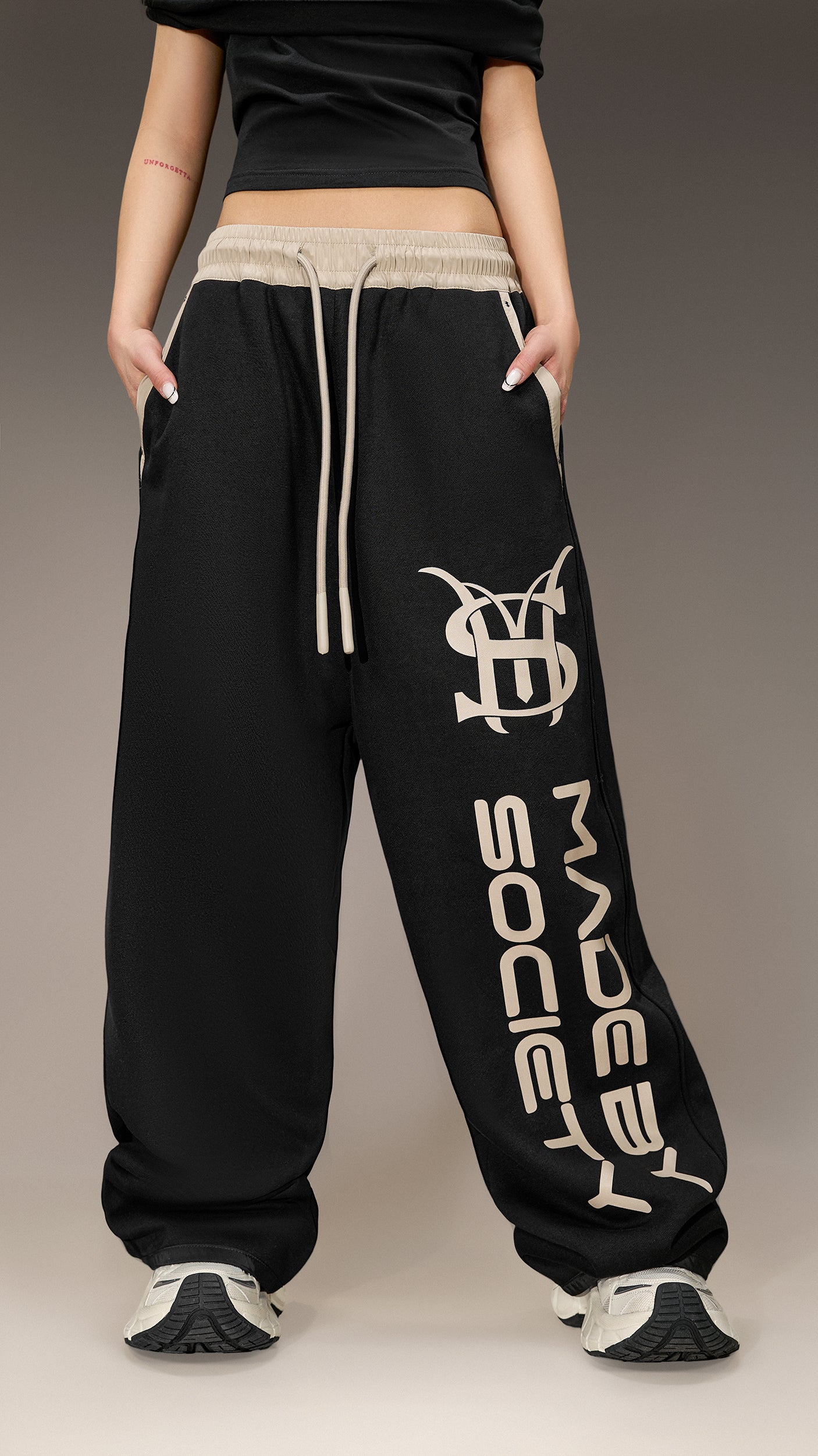 Pantaloni Oversized Made By Society – P26030