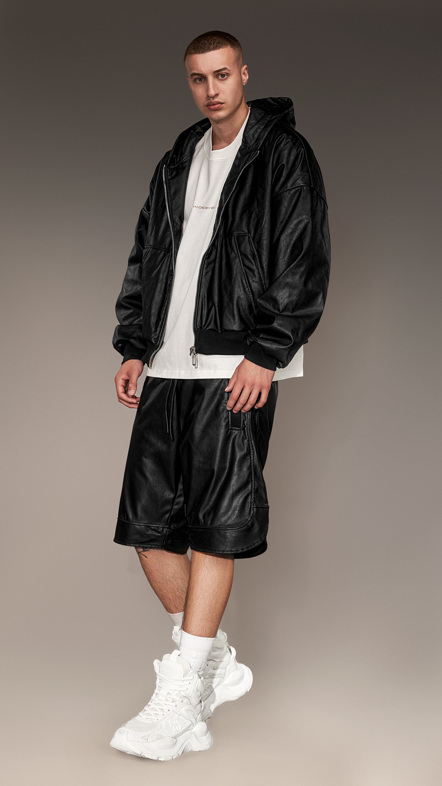 Bluza z kapturem ze sztucznej skóry - H15029