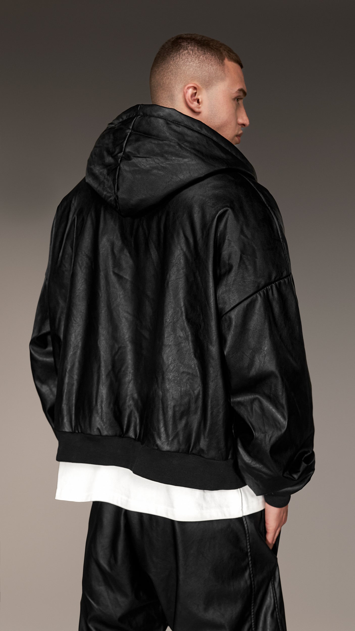 Bluza z kapturem ze sztucznej skóry - H15029