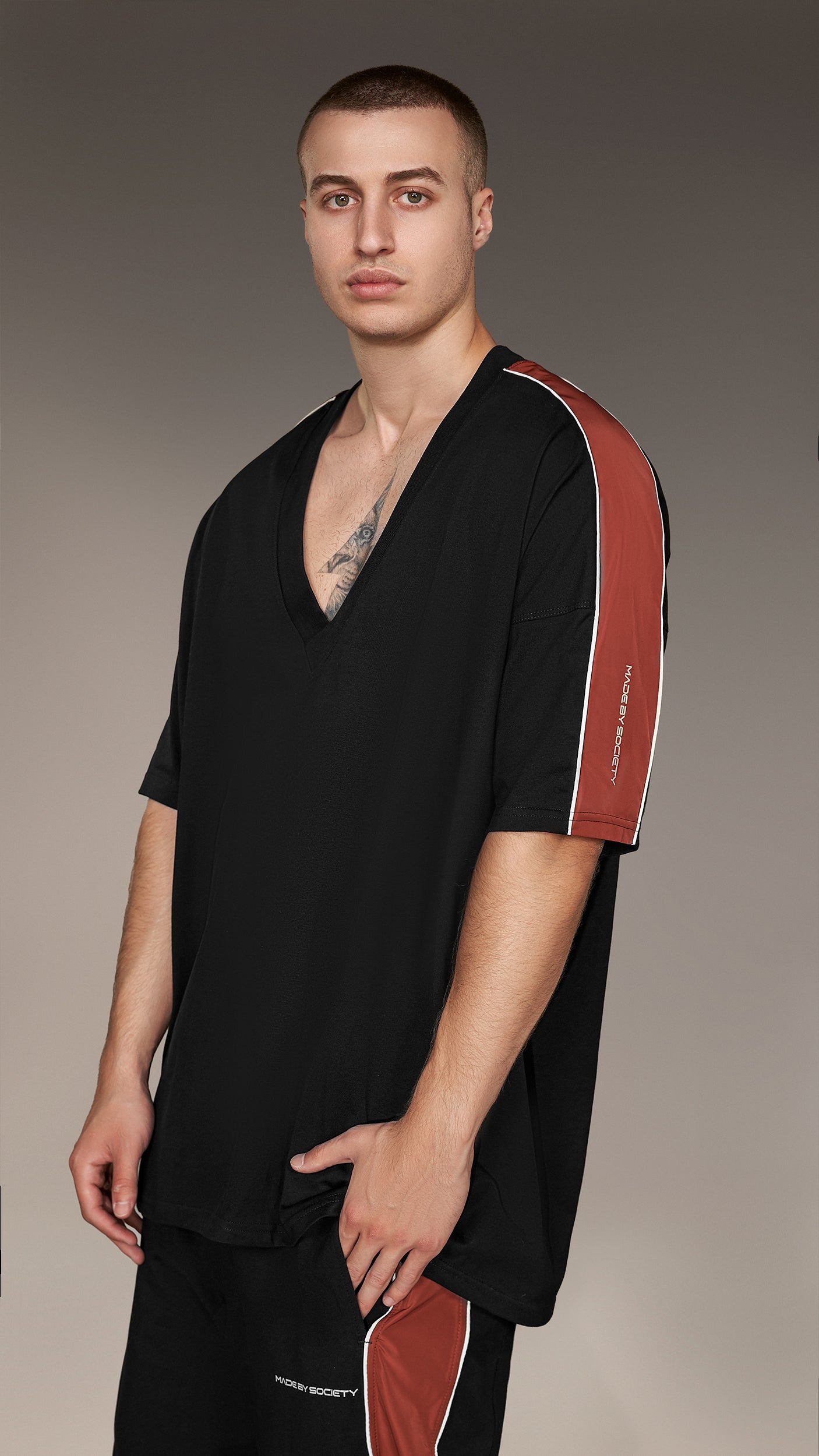 Wydekoltowany T-shirt - T16675