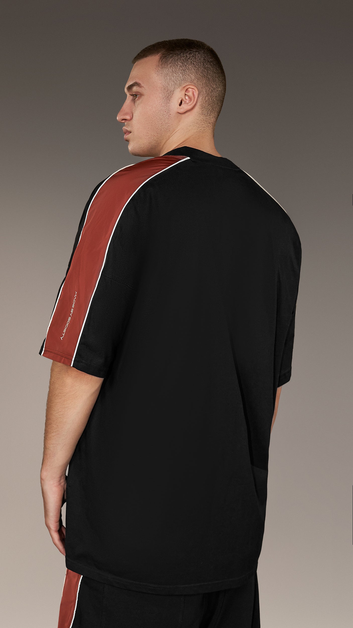 Wydekoltowany T-shirt - T16675