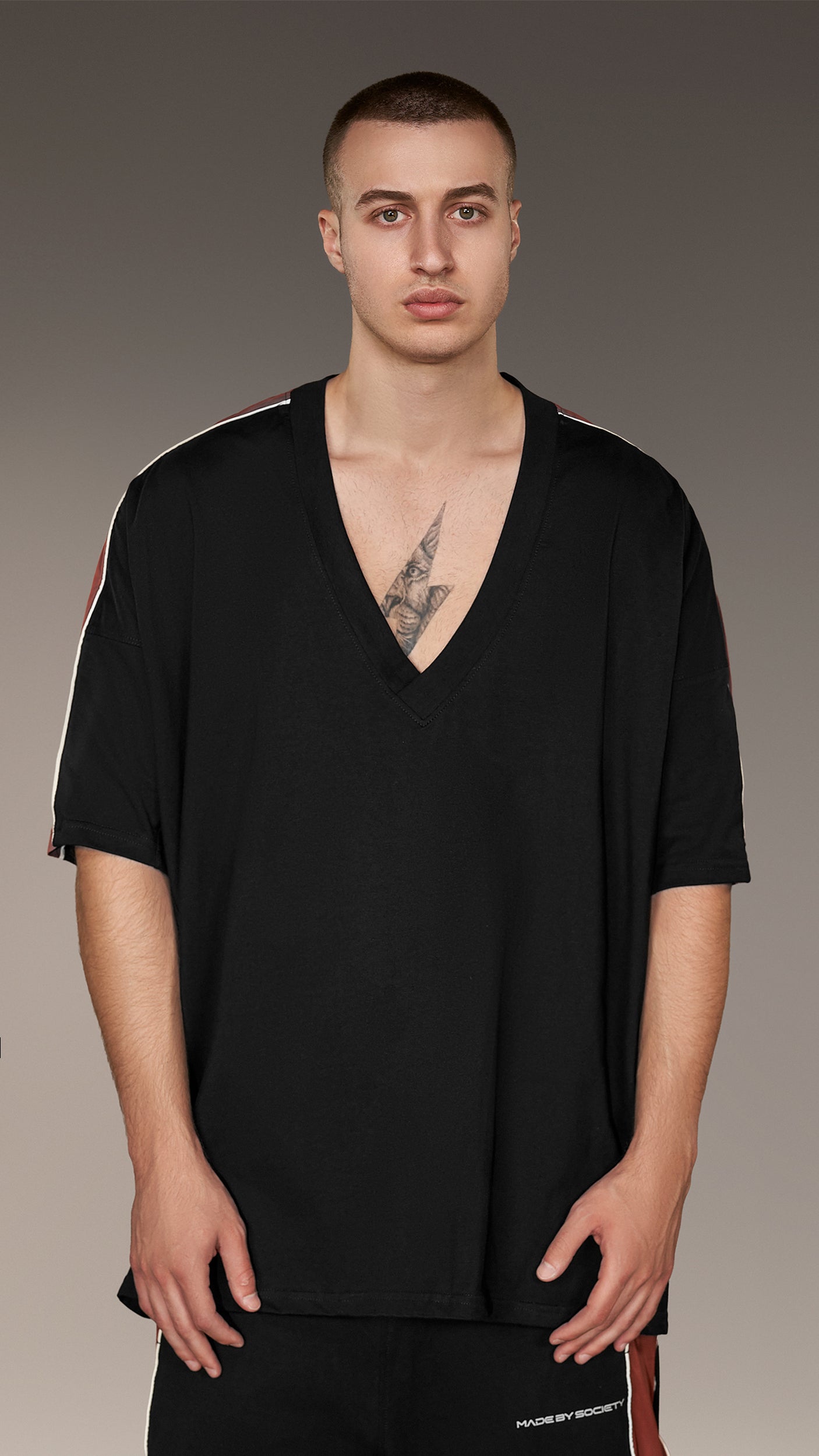 Wydekoltowany T-shirt - T16675