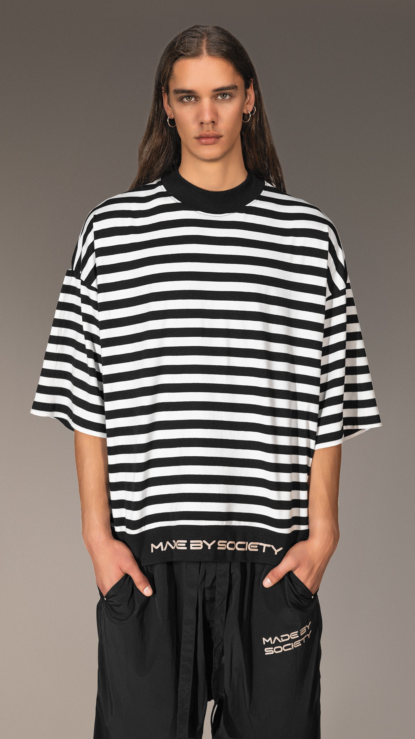 Made by Society - T15691 T-shirt oversize z prążkami