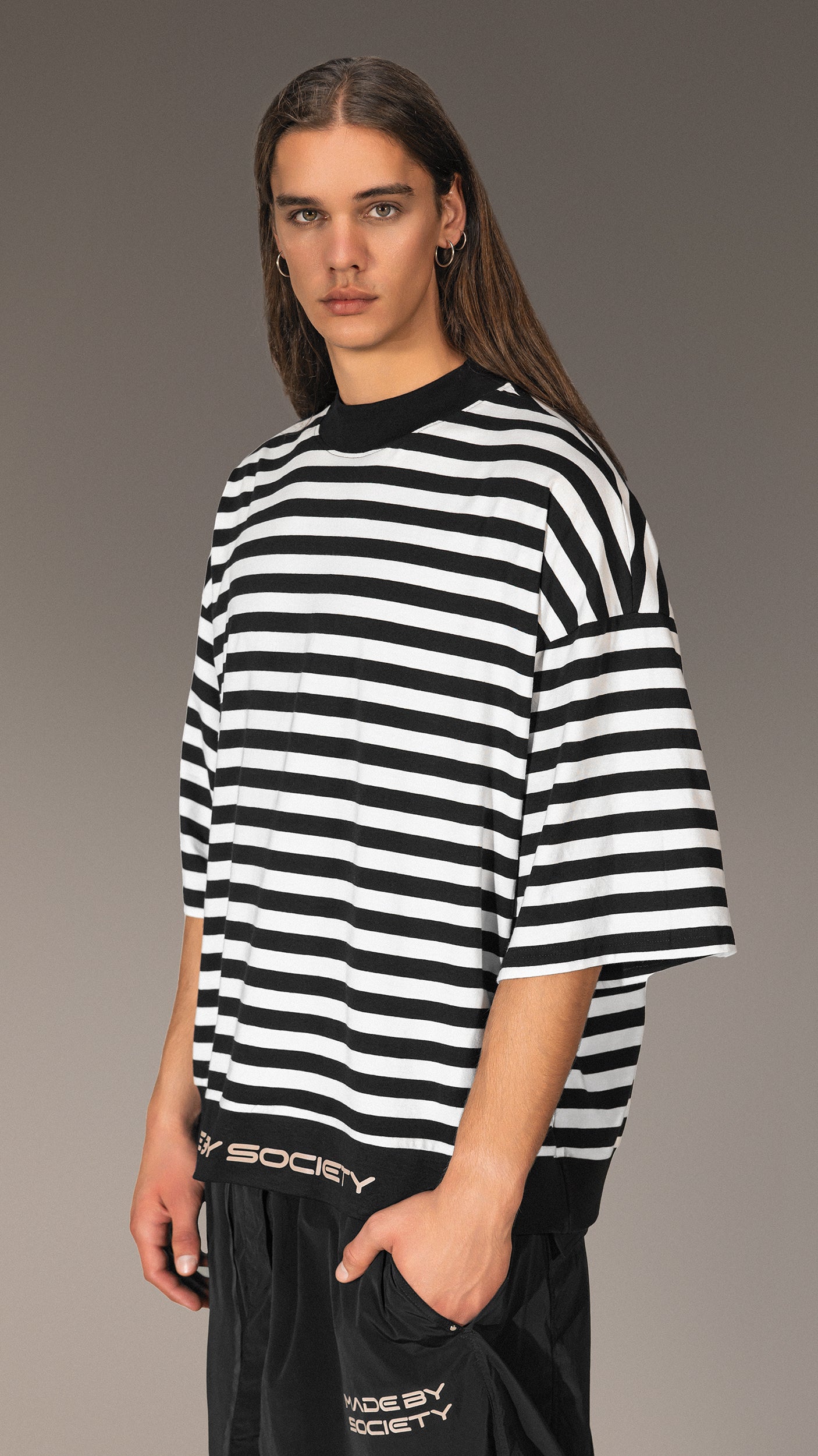 Made by Society - T15691 T-shirt oversize z prążkami