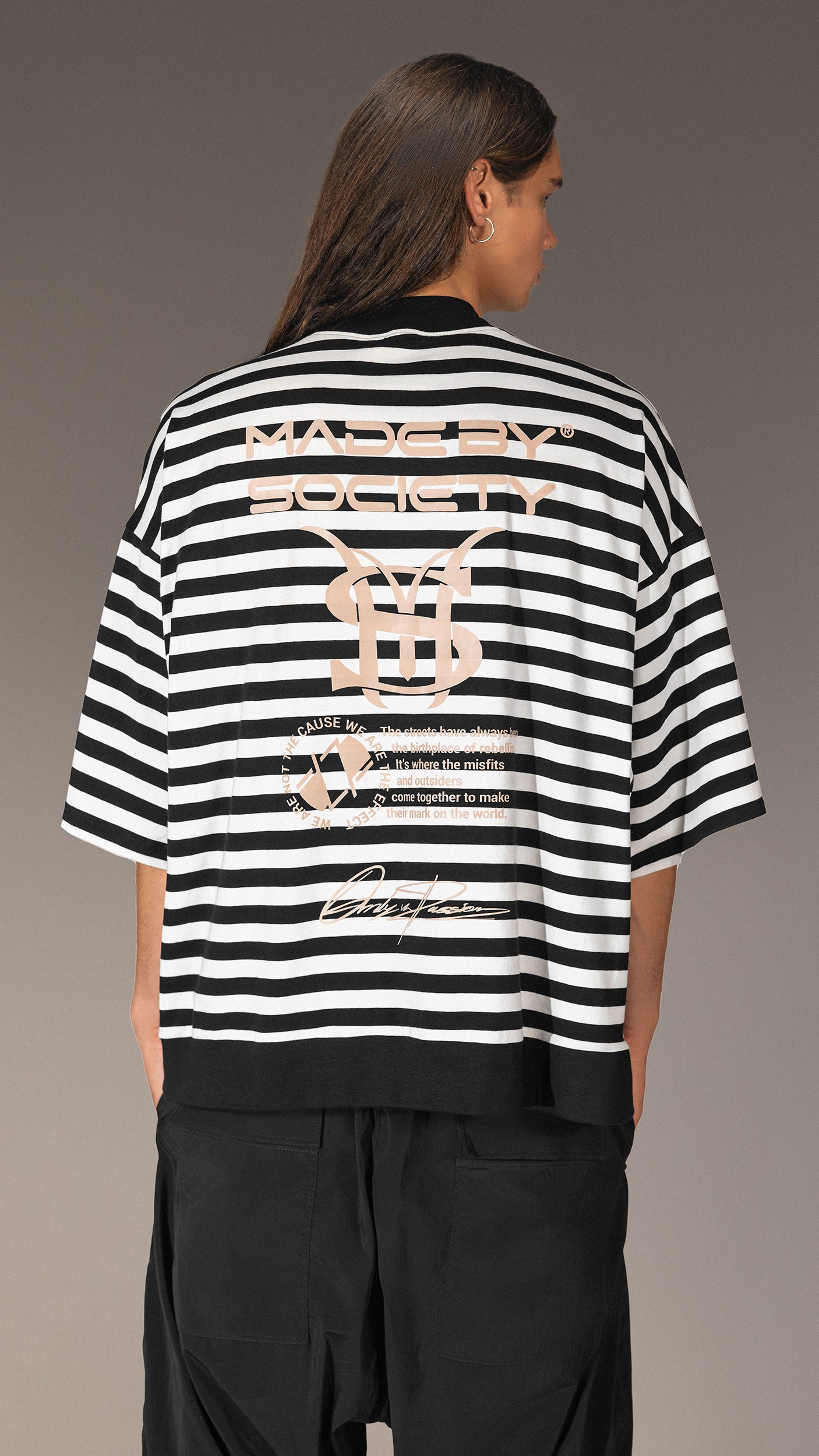 Made by Society - T15691 T-shirt oversize z prążkami