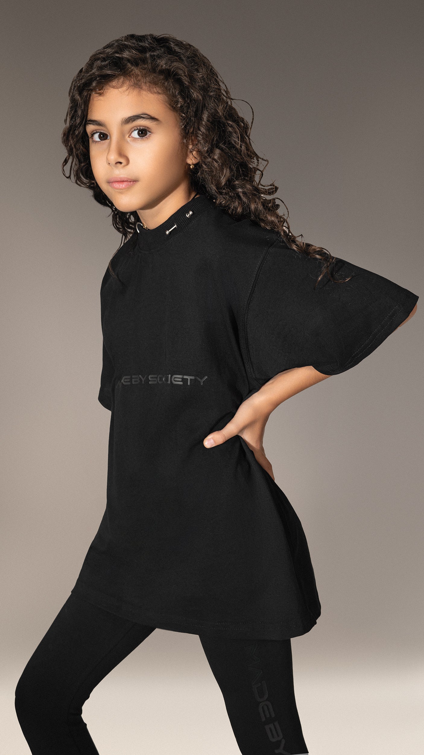 Oversized Czarny T-Shirt "Made by Society" - T35571
