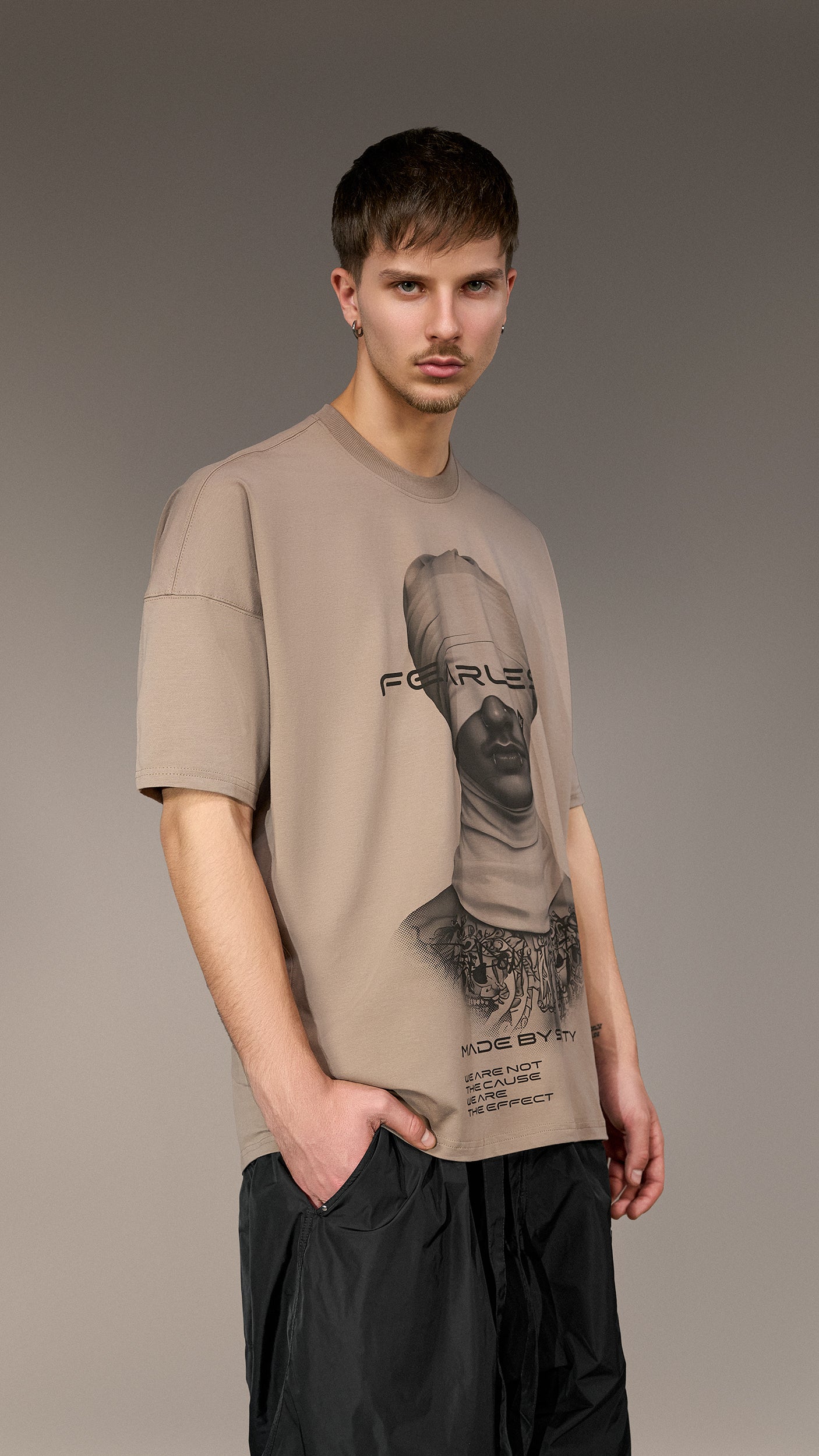 Oversizedowy T-shirt „Fearless” wykonany przez Made by Society - T15414