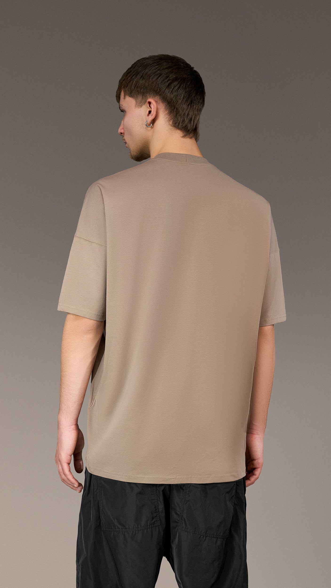 Oversizedowy T-shirt „Fearless” wykonany przez Made by Society - T15414