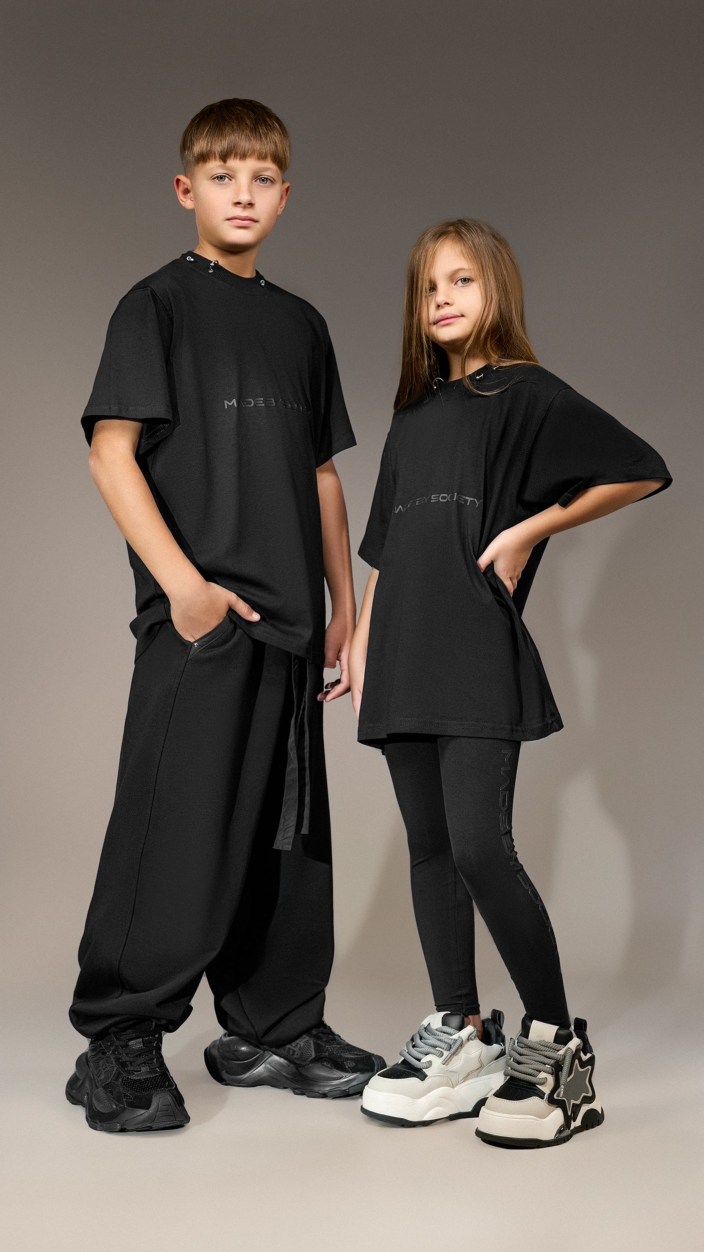 Oversized Czarny T-Shirt "Made by Society" - T35571