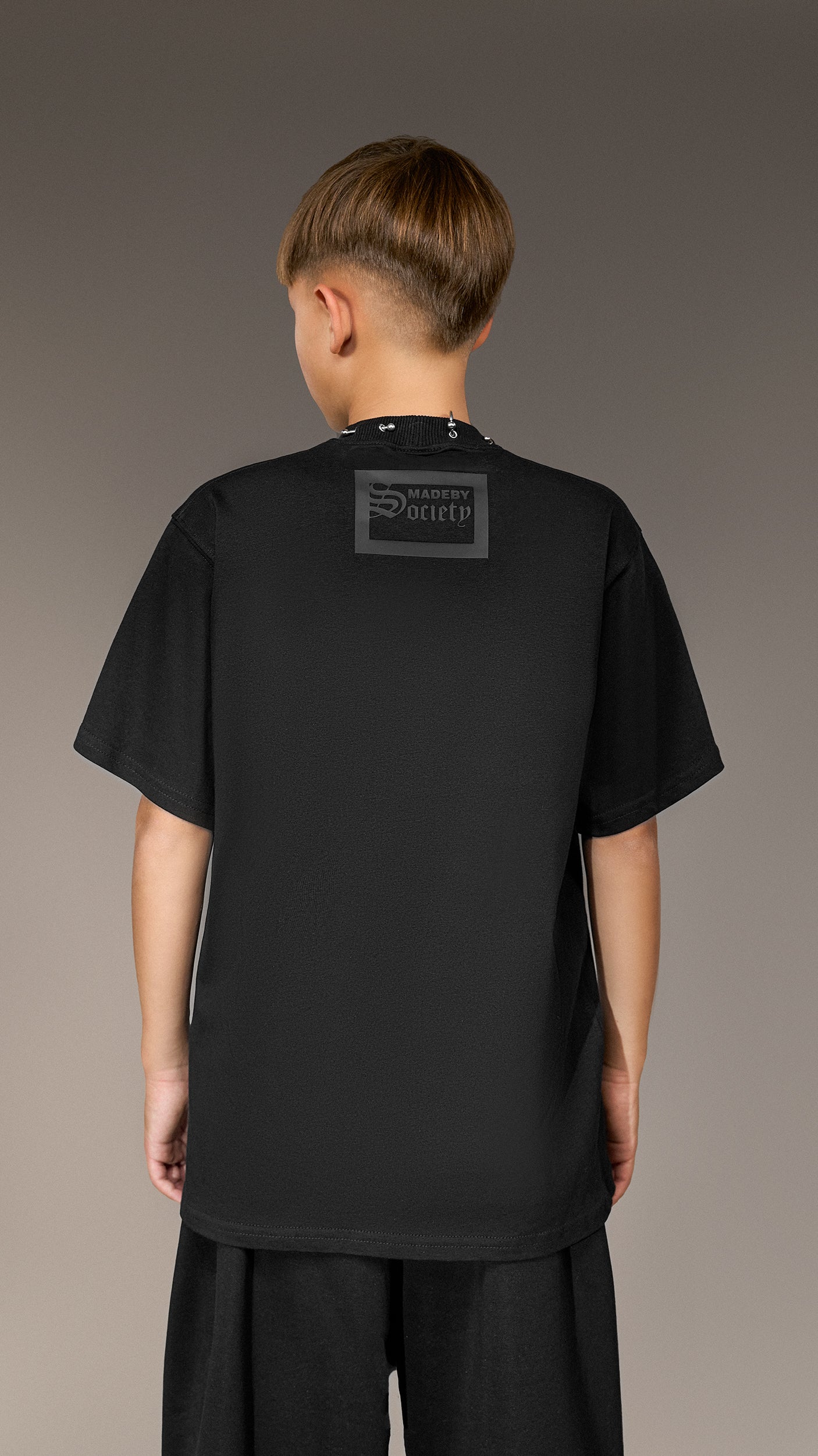 Oversized Czarny T-Shirt "Made by Society" - T35571