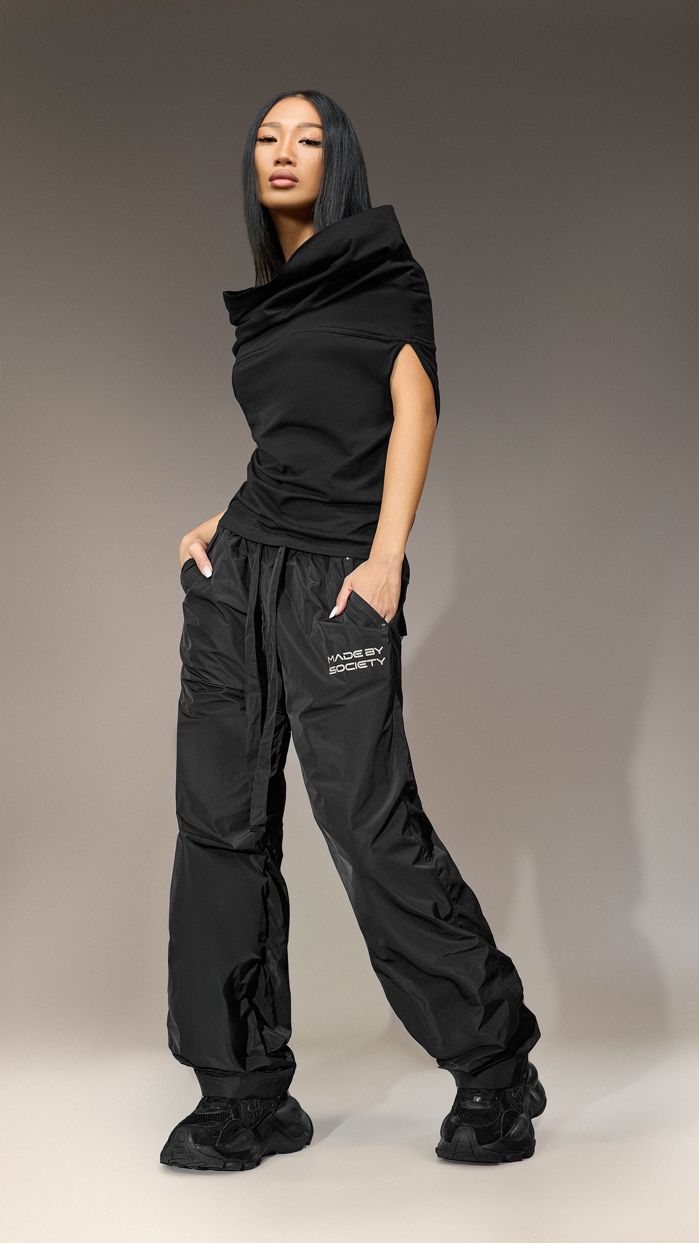 Czarny T-shirt na ramiach „Made By Society” - T25485