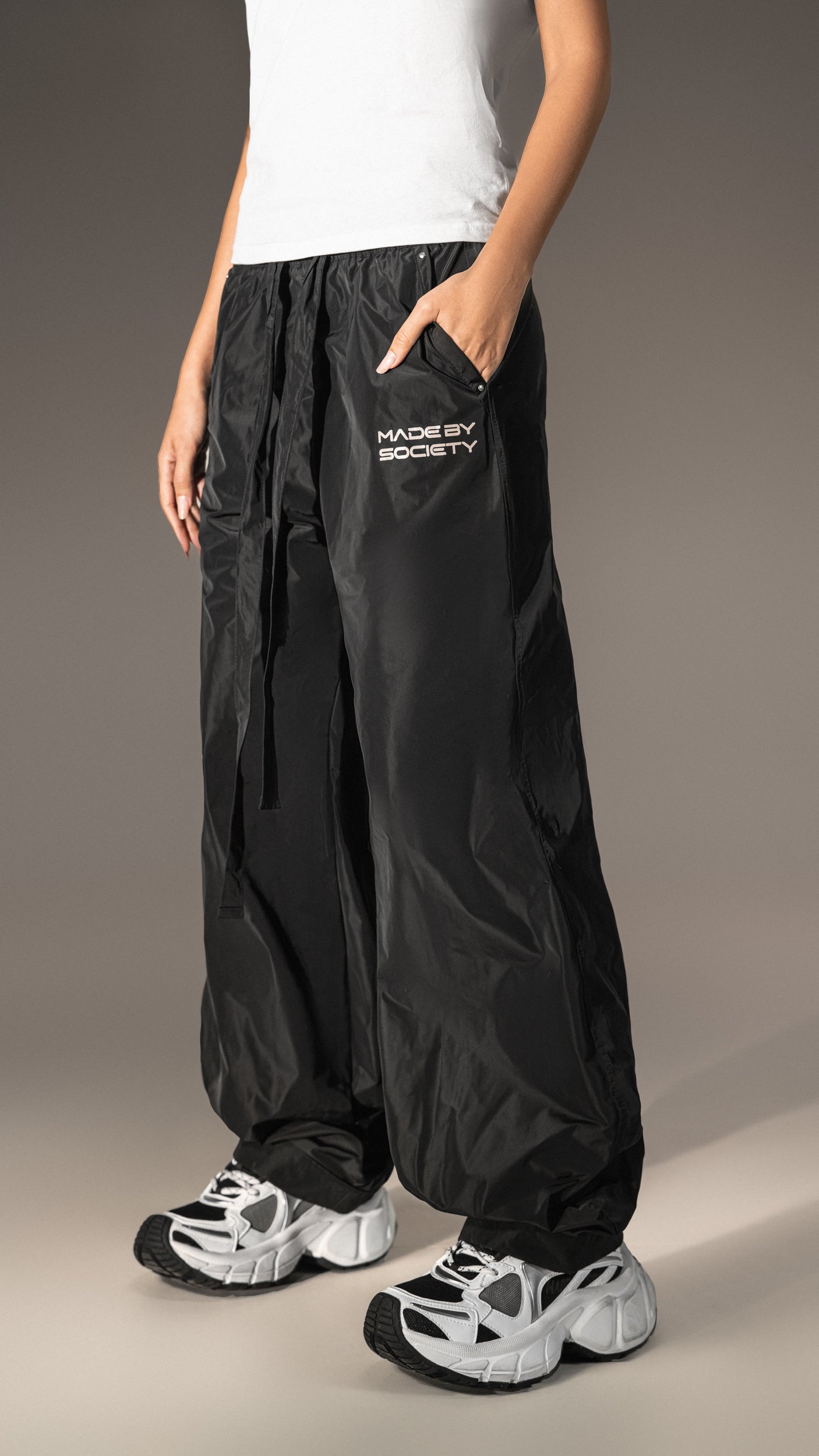 Spodnie z materiału ortalionowego 'Made by Society' – P25783.