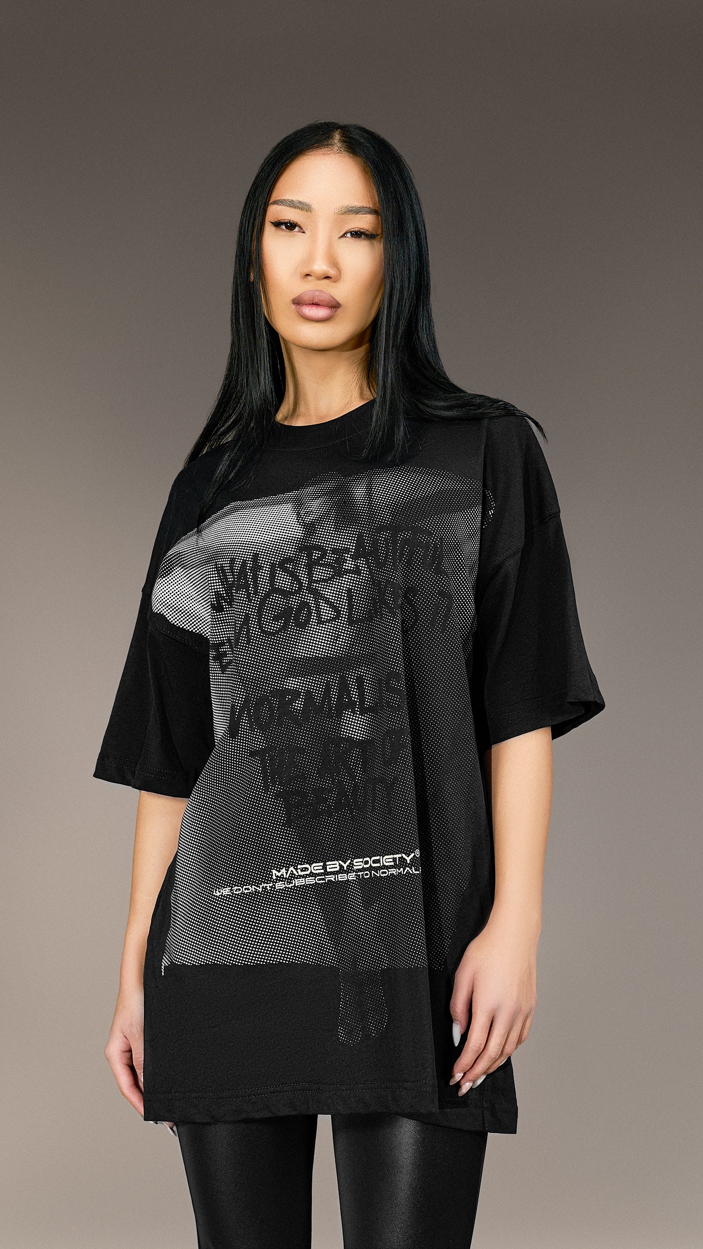 Oversize'owy T-shirt "Made By Society" - T25938